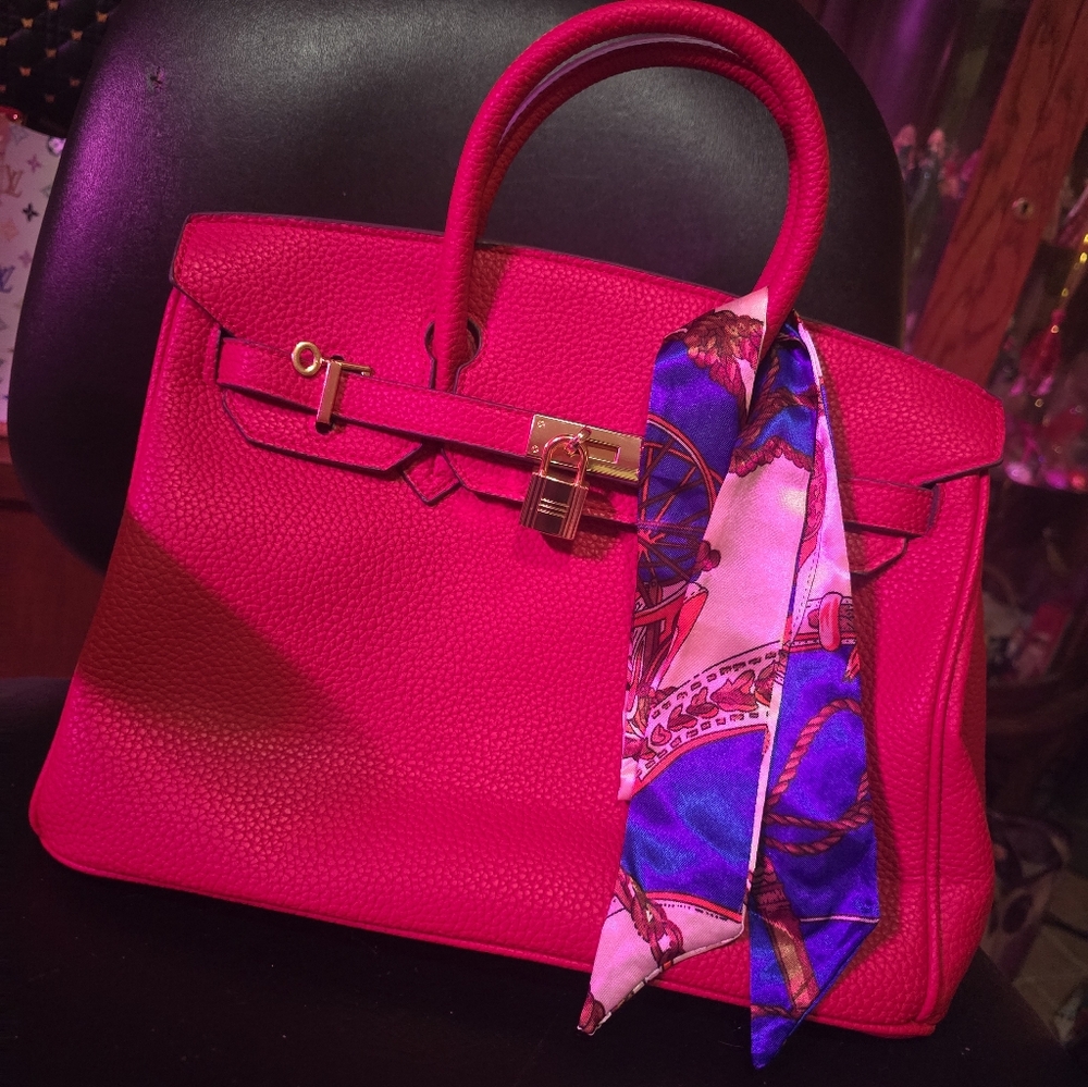 Elegant Red Handbag With Key And Lock And Purse Scarf - Picture 3 of 7